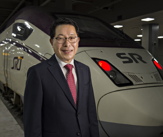 권태명(사진) SR 대표가 SRT 앞에서 기념 사진을 찍고 있다. <SR 제공>